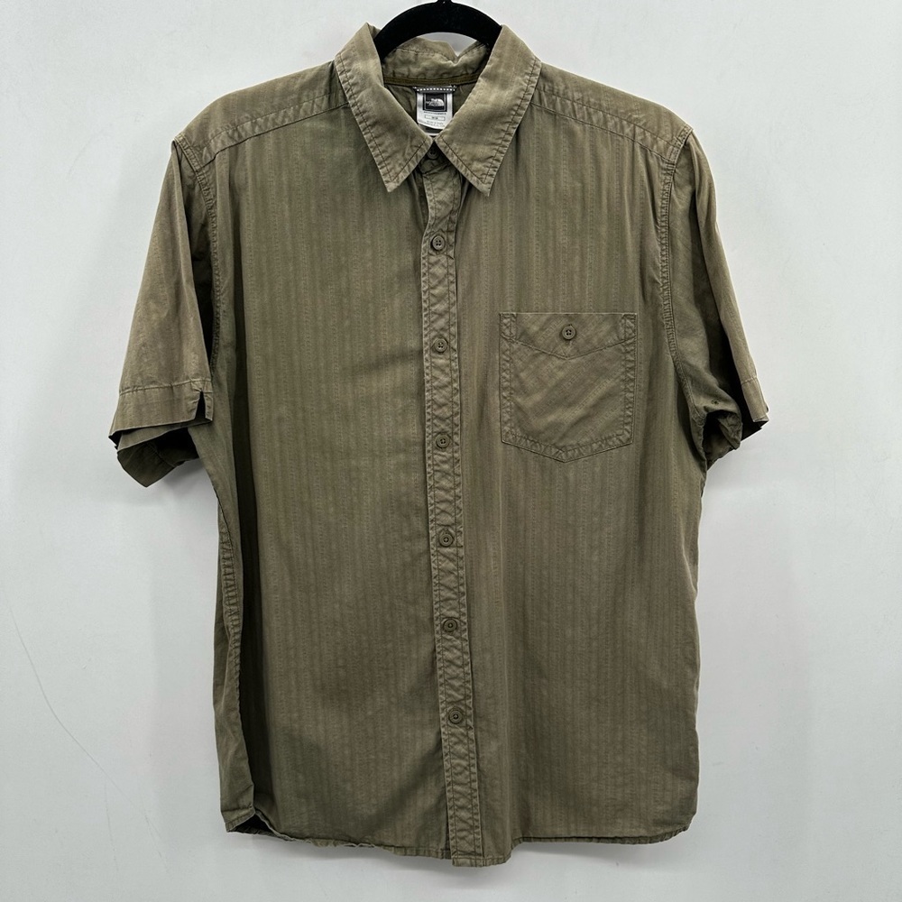 THE NORTH FACE green men’s button down short sleeve top. Casual activewear MED